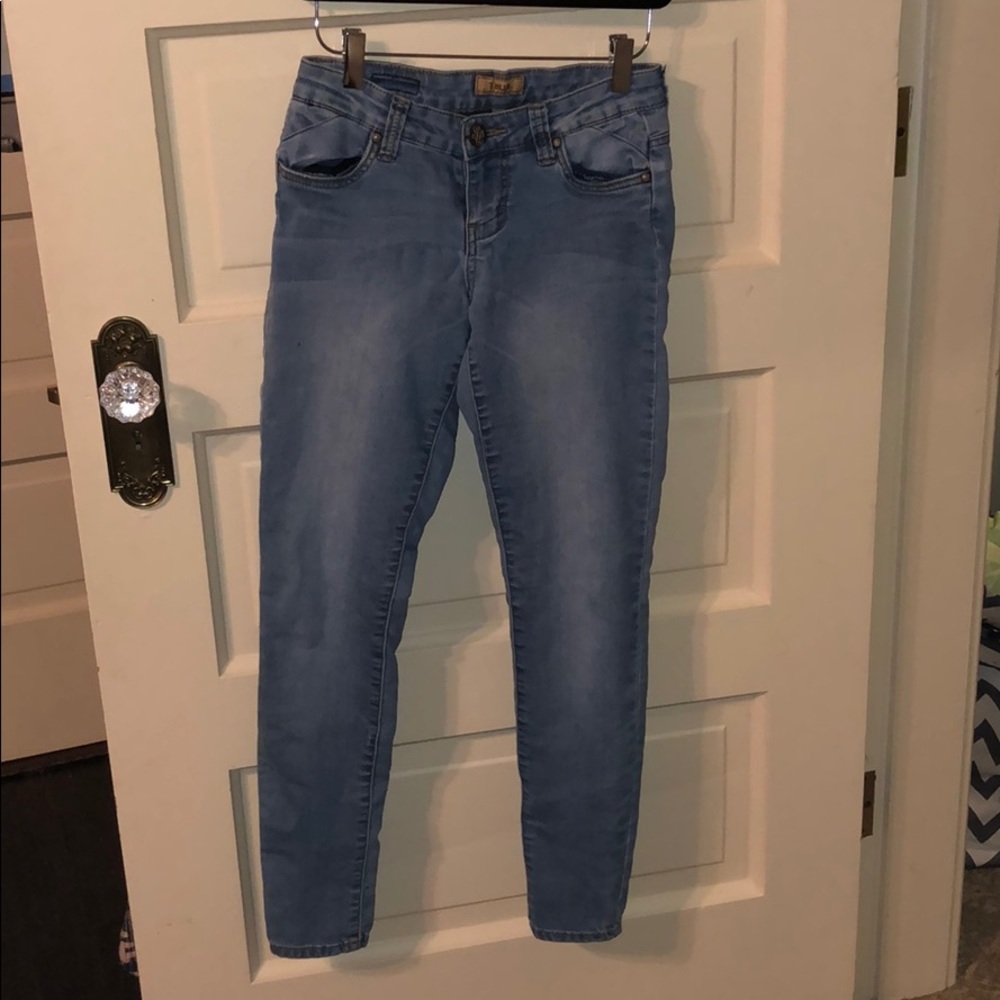 Low rise, light wash jeans